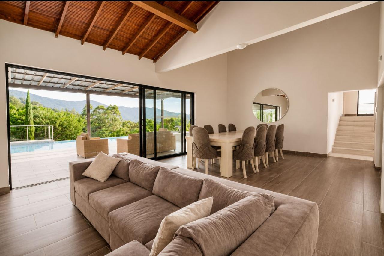 Sala social con vista a la piscina y montañas